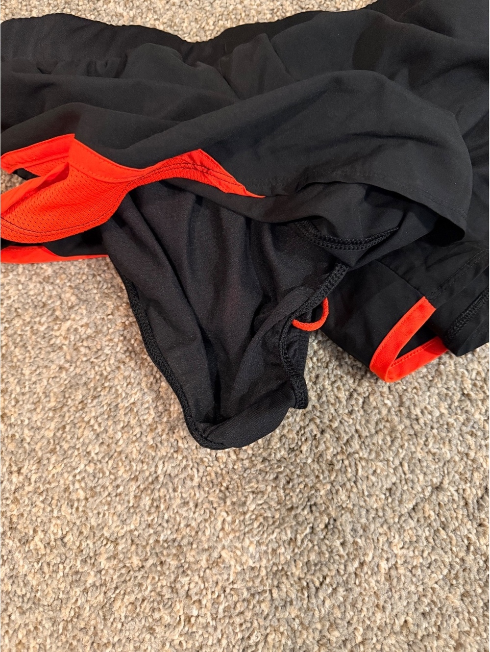 Under Armour HeatGear Black & Red Running Shorts Small - Picture 5 of 5